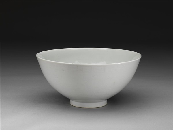 甜白釉劃花四季花卉紋碗