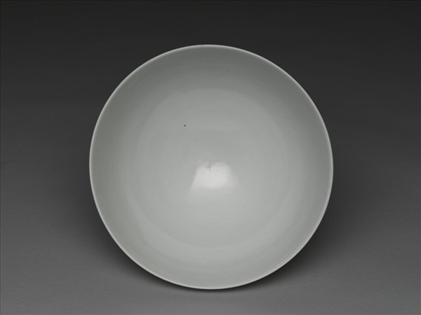 甜白釉劃花四季花卉紋碗