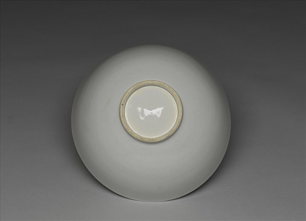 甜白釉劃花四季花卉紋碗