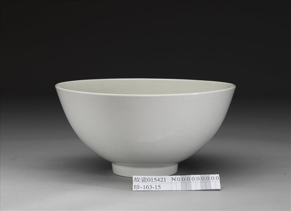 甜白釉劃花四季花卉紋碗