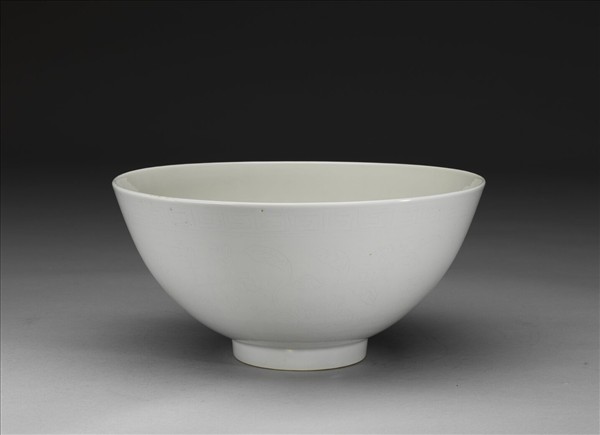 甜白釉劃花四季花卉紋碗