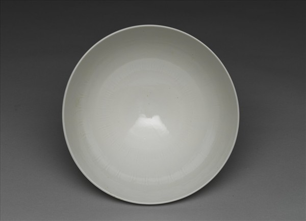 甜白釉劃花四季花卉紋碗