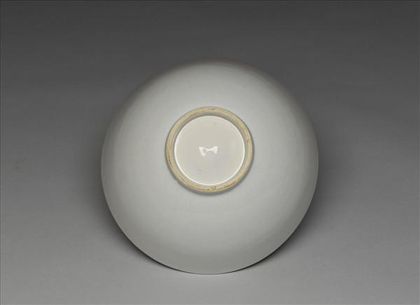 甜白釉劃花四季花卉紋碗