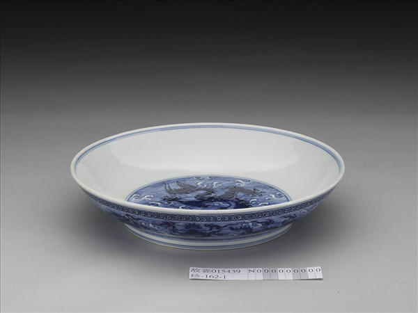 青花波濤龍紋盤