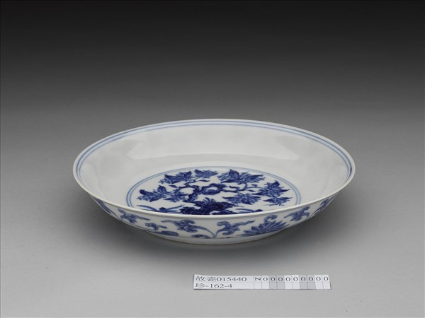 青花樹石圖盤