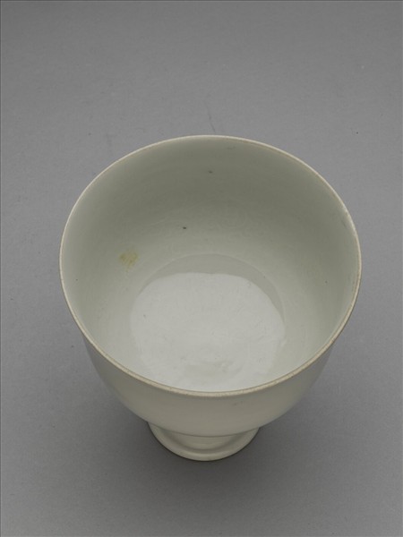 白釉八寶番蓮紋高足碗