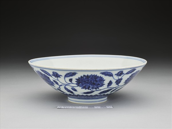 青花纏枝番蓮紋碗