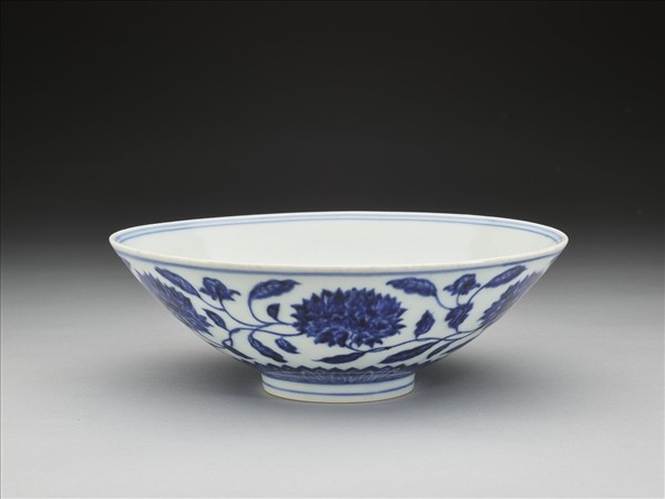 青花纏枝番蓮紋碗