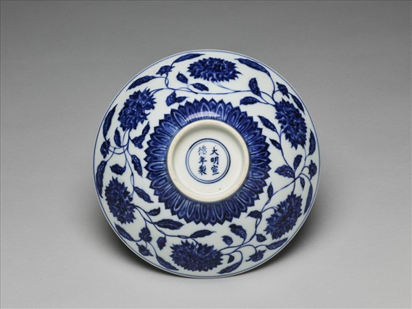 青花纏枝番蓮紋碗