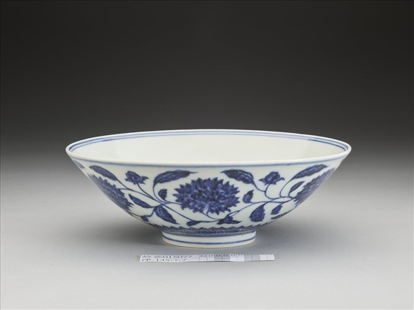 青花纏枝番蓮紋碗