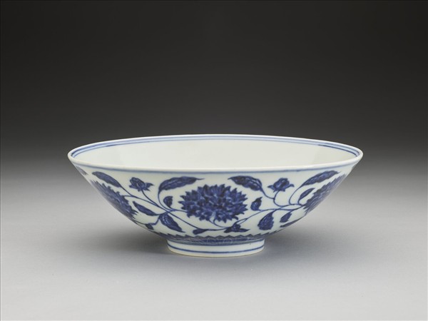 青花纏枝番蓮紋碗
