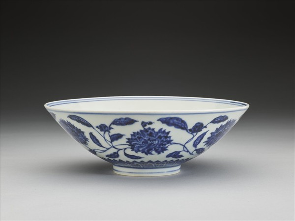 青花纏枝番蓮紋碗