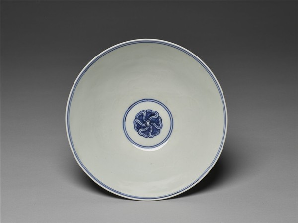 青花纏枝番蓮紋碗