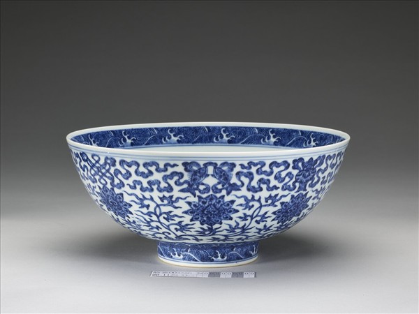 青花番蓮八寶紋碗
