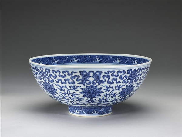 青花番蓮八寶紋碗