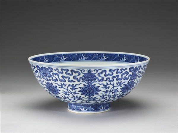 青花番蓮八寶紋碗