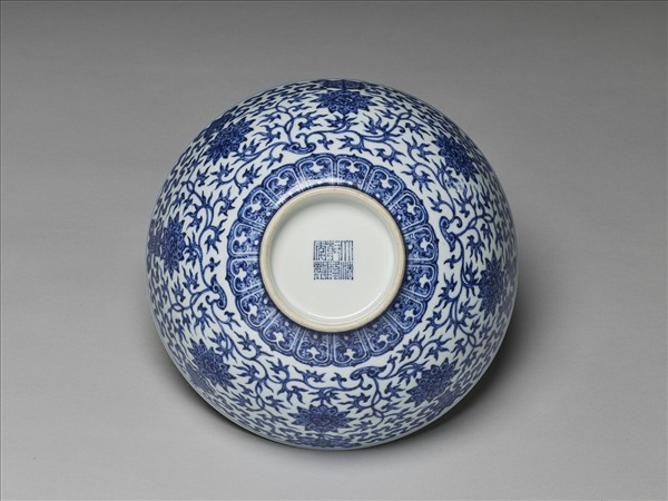 青花番蓮八寶紋碗