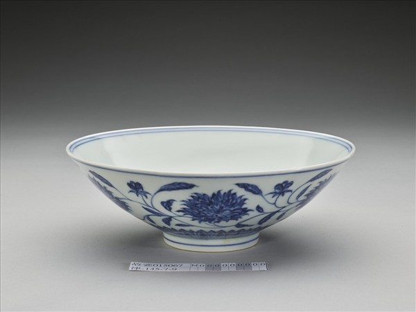 青花纏枝番蓮紋碗