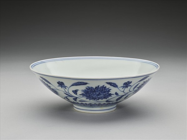 青花纏枝番蓮紋碗