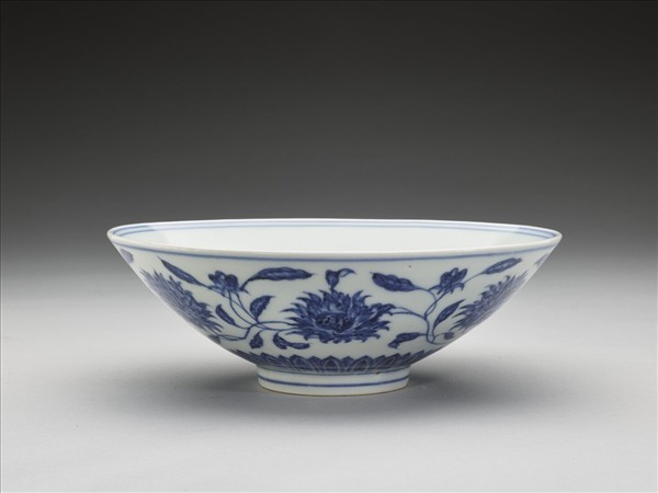 青花纏枝番蓮紋碗