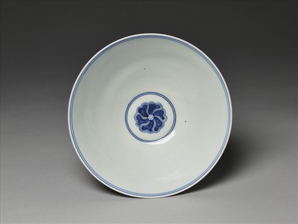 青花纏枝番蓮紋碗