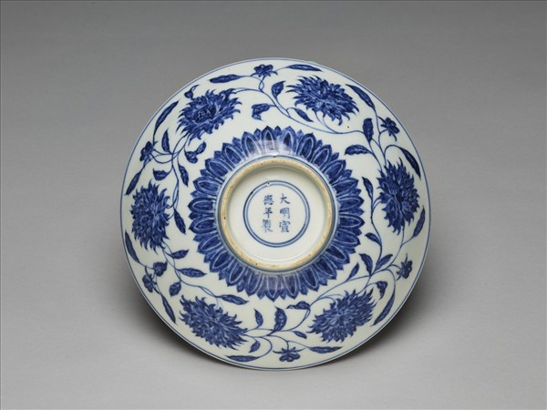 青花纏枝番蓮紋碗