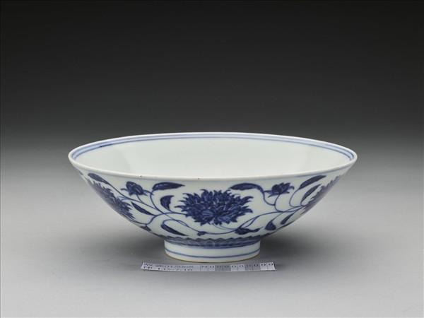 青花纏枝番蓮紋碗
