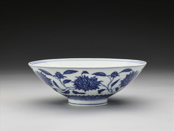 青花纏枝番蓮紋碗