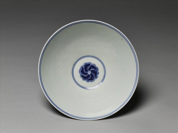 青花纏枝番蓮紋碗