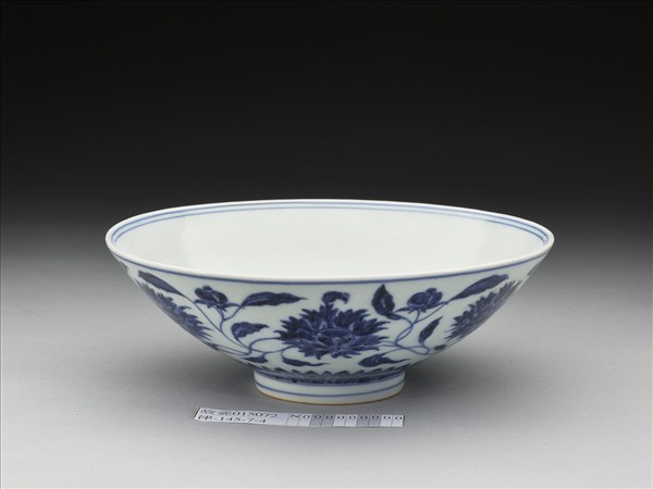 青花纏枝番蓮紋碗