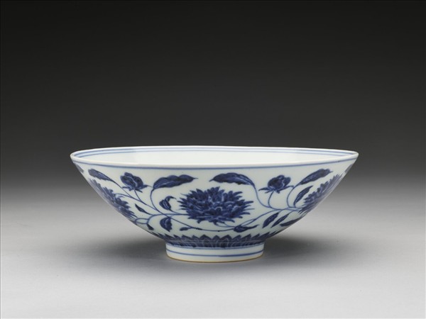 青花纏枝番蓮紋碗