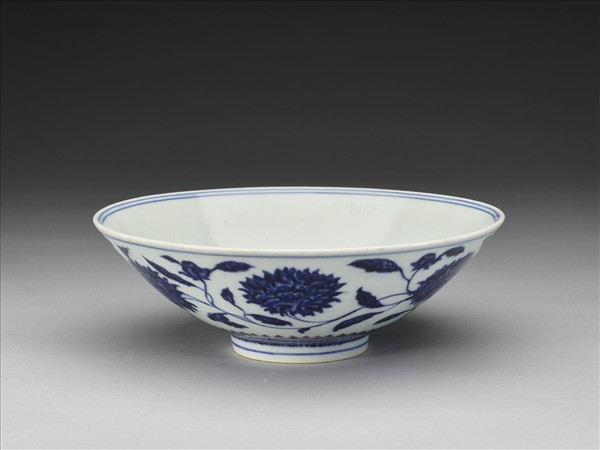 青花纏枝番蓮紋碗