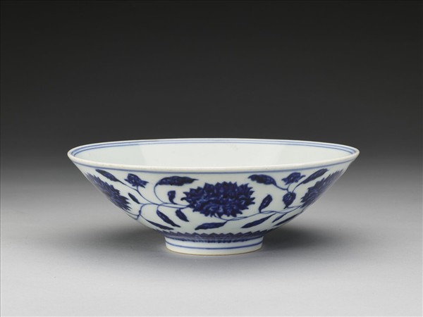 青花纏枝番蓮紋碗