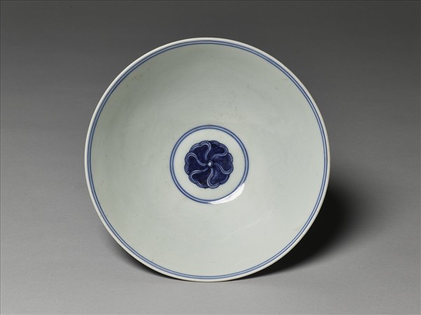 青花纏枝番蓮紋碗