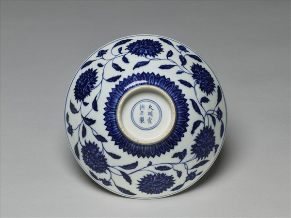 青花纏枝番蓮紋碗