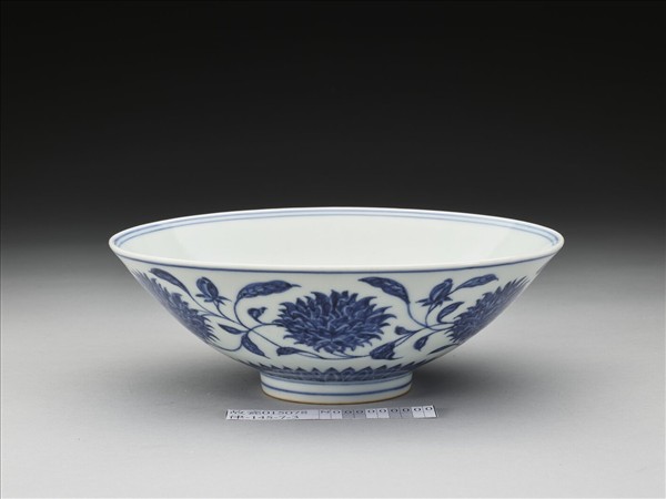 青花纏枝番蓮紋碗