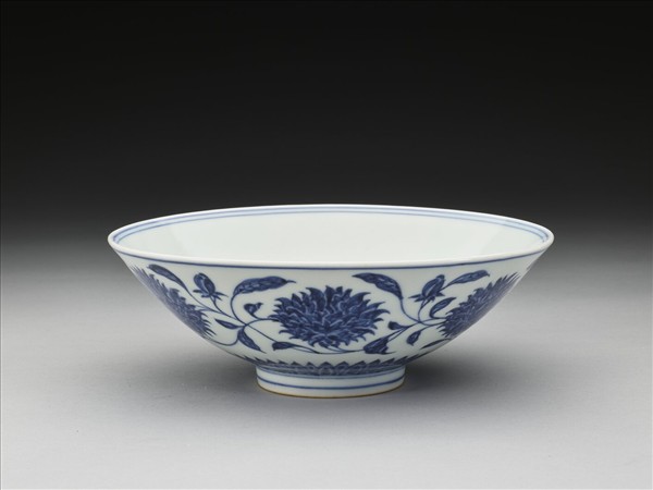 青花纏枝番蓮紋碗