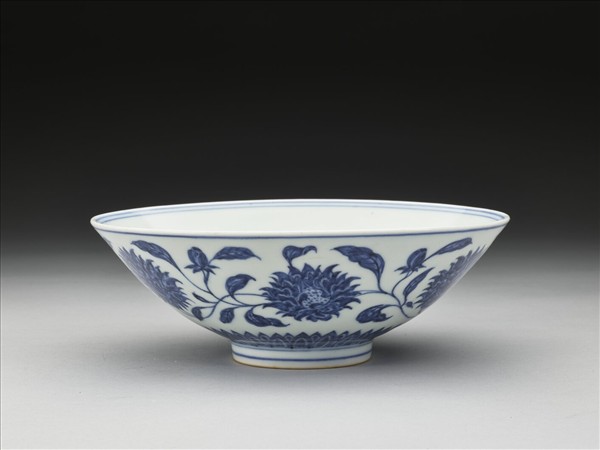 青花纏枝番蓮紋碗