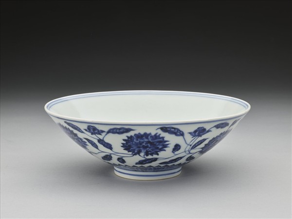 青花纏枝番蓮紋碗