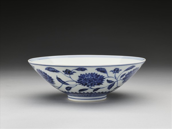 青花纏枝番蓮紋碗