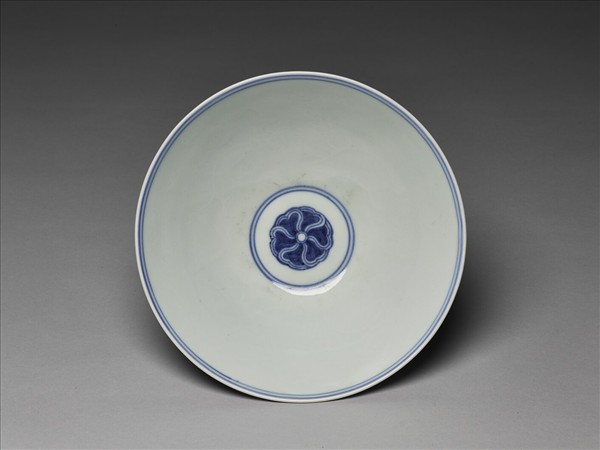 青花纏枝番蓮紋碗