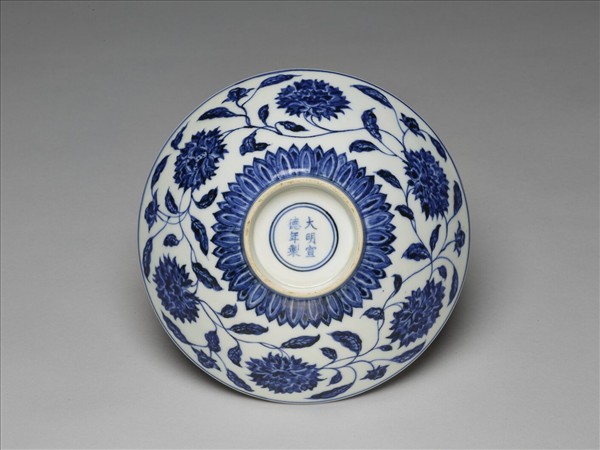 青花纏枝番蓮紋碗