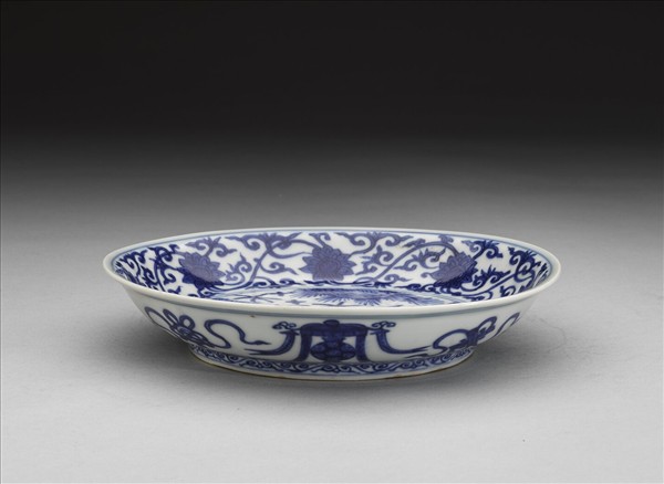 青花人物番蓮紋盤