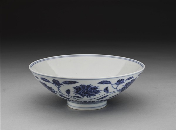 青花纏枝番蓮紋碗