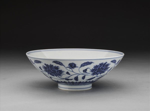 青花纏枝番蓮紋碗
