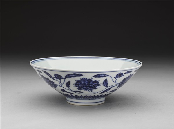 青花纏枝番蓮紋碗