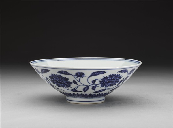 青花纏枝番蓮紋碗