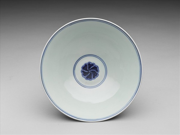 青花纏枝番蓮紋碗