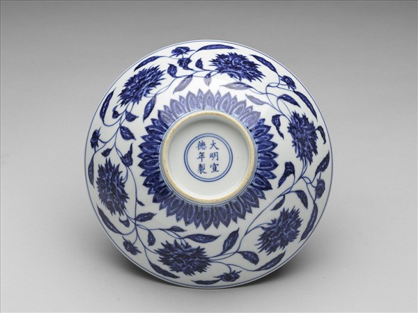 青花纏枝番蓮紋碗