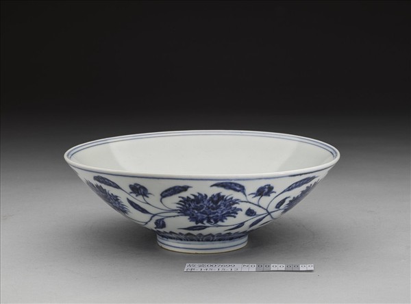 青花纏枝番蓮紋碗